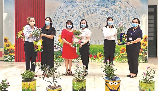 Hội LHPN quận Đống Đa tặng chậu hoa l&agrave;m từ bếp than tổ ong cho c&aacute;c trường học