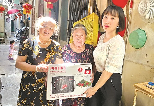 Hội LHPN phường Quỳnh L&ocirc;i, quận Hai B&agrave; Trưng tặng bếp điện cho hội vi&ecirc;n c&oacute; ho&agrave;n cảnh kh&oacute; khăn