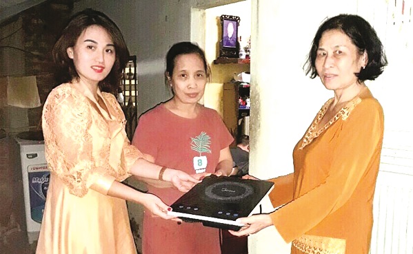 Hội LHPN phường Liễu Giai, quận Ba Đ&igrave;nh tặng bếp điện cho gia đ&igrave;nh hội vi&ecirc;n c&oacute; ho&agrave;n cảnh kh&oacute; khăn