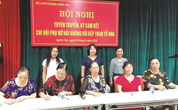 Hội LHPN phường Nghĩa T&acirc;n, quận Cầu Giấy tổ chức k&yacute; cam kết cho c&aacute;c hội vi&ecirc;n trong chi hội phụ nữ n&oacute;i kh&ocirc;ng với bếp than tổ ong