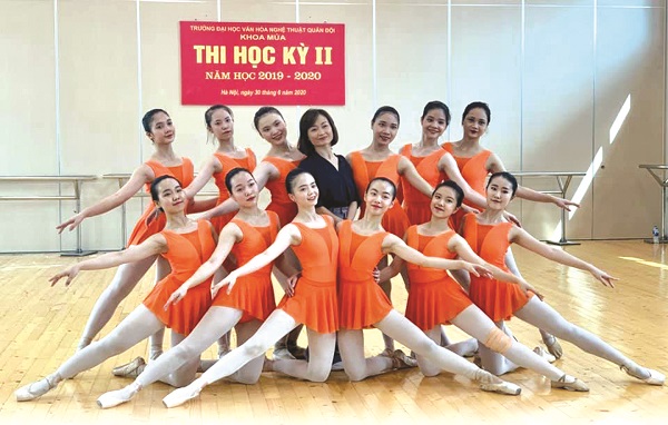 NSND Kiều L&ecirc; v&agrave; học tr&ograve;