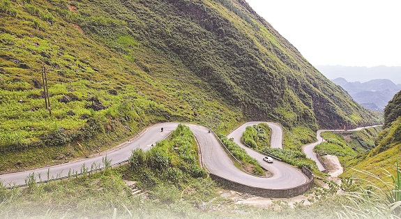 Dốc Thẩm M&atilde; c&oacute; độ dốc cao c&ugrave;ng những kh&uacute;c cua tay &aacute;o nguy hiểm bậc nhất nhưng cũng đẹp nhất trong cung đường phượt tại H&agrave; Giang