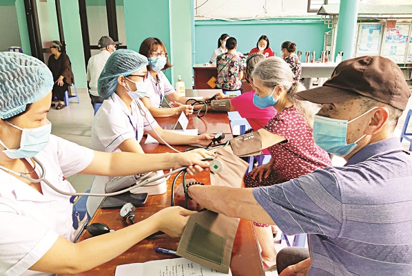 Khám sức khỏe miễn phí cho NCT – một hoạt động thường niên do Hội LHPN phường Dịch Vọng, quận Cầu Giấy phối hợp với Ban Dân số - KHHGĐ phường thực hiện