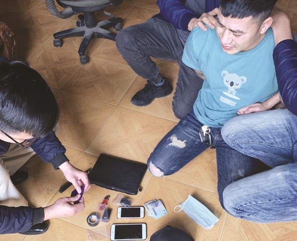 Đối tượng Đinh Công Tạo quê ở Lương Sơn (Hòa Bình) bị Công an huyện Chương Mỹ bắt tại đồi chè Thanh Bình, đã bị tòa án xử 9 năm tù giam.