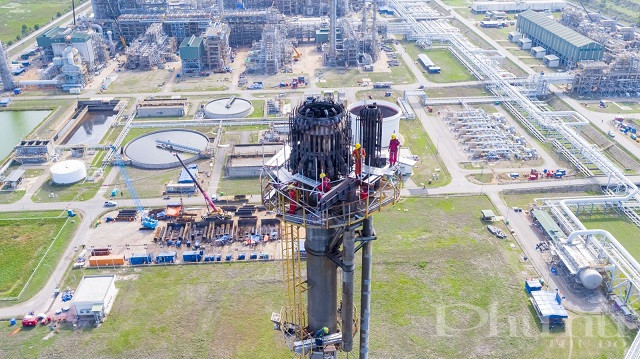 Bảo dưỡng đốt đuốc Flare trong bảo dưỡng tổng thể lần thứ 4 Nhà máy lọc hóa dầu Dung Quất. Bảo dưỡng đốt đuốc Flare trong bảo dưỡng tổng thể lần thứ 4 Nhà máy lọc hóa dầu Dung Quất.