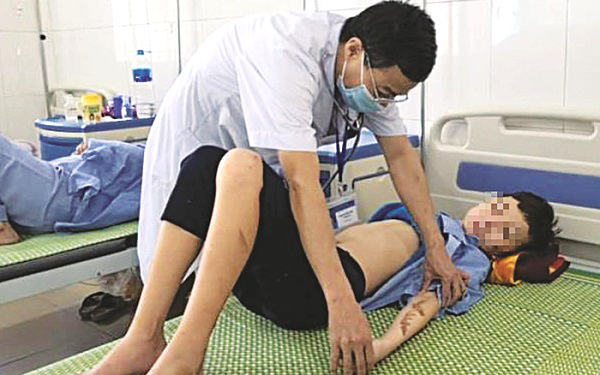 Cháu Trương Quang D bị chủ quán hành hạ, đánh đậpdẫn đến thương tích khắp người 	(Ảnh: Nguyễn Long) Cháu Trương Quang D bị chủ quán hành hạ, đánh đậpdẫn đến thương tích khắp người 	(Ảnh: Nguyễn Long)