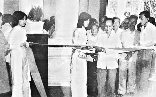 Đồng ch&iacute; D&acirc;n T&ocirc;n Tử, chiến sĩ Nam Kỳ Khởi Nghĩa cắt băng khai mạc Triển l&atilde;m chuy&ecirc;n đề &ldquo;Nam Kỳ khởi nghĩa&rdquo; tại Bảo t&agrave;ng TP HCM năm 1985 - (ảnh tư liệu)