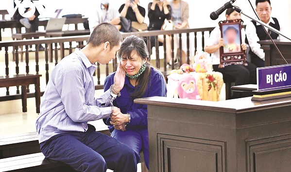 Hai bị cáo Nguyễn Minh Tuấn và Nguyễn Thị Lan Anh tại tòa . Ảnh: Nguyễn Dũng