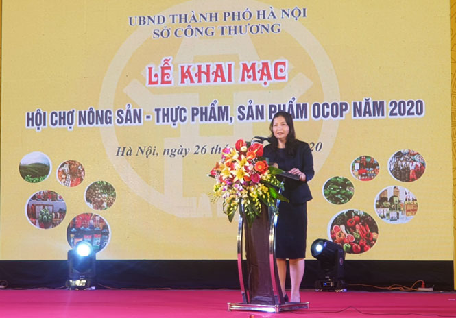 Phó Giám đốc Phụ trách Sở Công Thương Trần Thị Phương Lan khai mạc hội chợ
