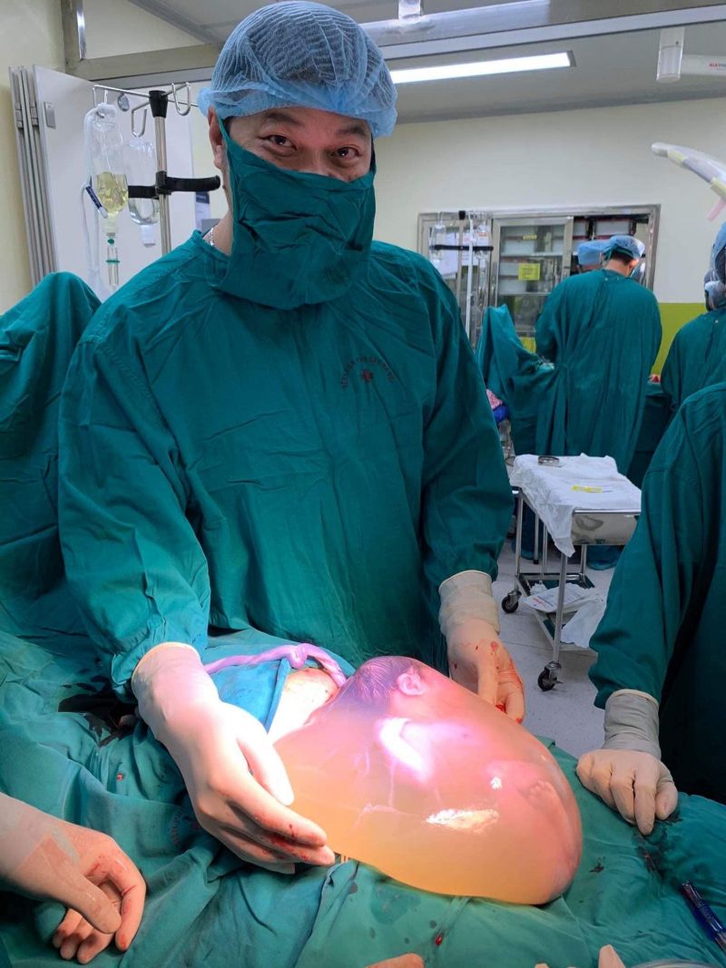 Hình ảnh bé sinh đôi còn nguyên trong bọc ối. Hình ảnh bé sinh đôi còn nguyên trong bọc ối.