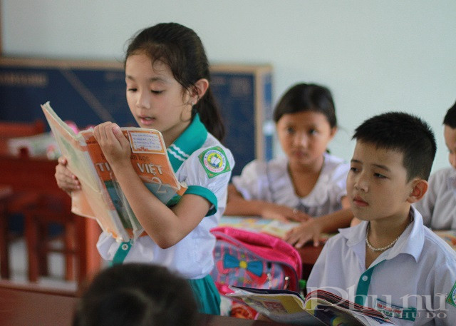 Học sinh Trường Tiểu học Văn Thanh Tùng trong phòng học mới.