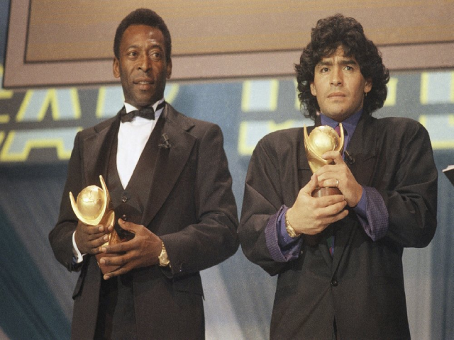 Pelé (trái) và Diego Maradona, cầm cúp trong một lễ trao giải ở Ý. Pelé (trái) và Diego Maradona, cầm cúp trong một lễ trao giải ở Ý.