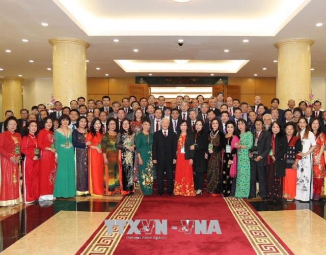Tổng Bí thư, Chủ tịch Nước Nguyễn Phú Trọng chụp ảnh chung với kiều bào tiêu biểu. (Ảnh: Trí Dũng/TTXVN) Tổng Bí thư, Chủ tịch Nước Nguyễn Phú Trọng chụp ảnh chung với kiều bào tiêu biểu. (Ảnh: Trí Dũng/TTXVN)