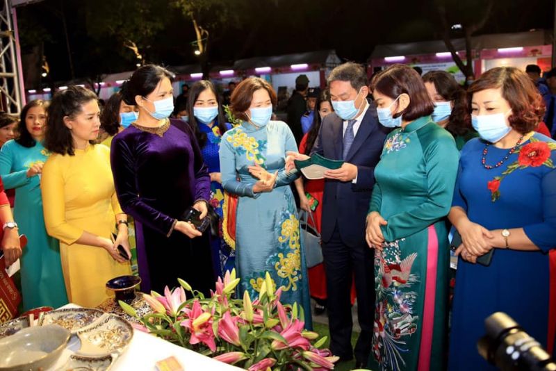 Các đồng chí lãnh đạo Trung ương và thành phố Hà Nội tham quan gian hàng Các đồng chí lãnh đạo Trung ương và thành phố Hà Nội tham quan gian hàng
