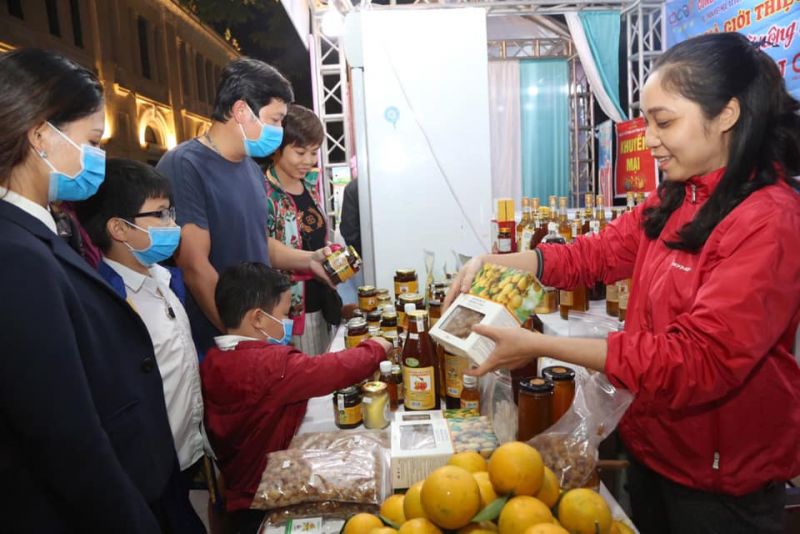 Đông đảo người dân Thủ đô tham quan và mua sắm tại các gian hàng Đông đảo người dân Thủ đô tham quan và mua sắm tại các gian hàng