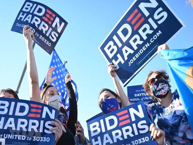 Người ủng hộ ông Joe Biden đổ ra đường ăn mừng chiến thắng.