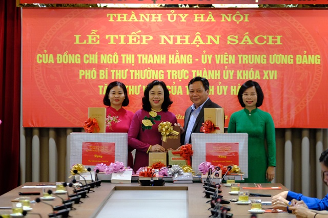 Đồng chí Ngô Thị Thanh Hằng, Ủy viên Trung ương Đảng, Phó Bí thư Thường trực Thành ủy Hà Nội khóa XVI trao tặng sách cho thư viện Thành ủy Hà Nội.
