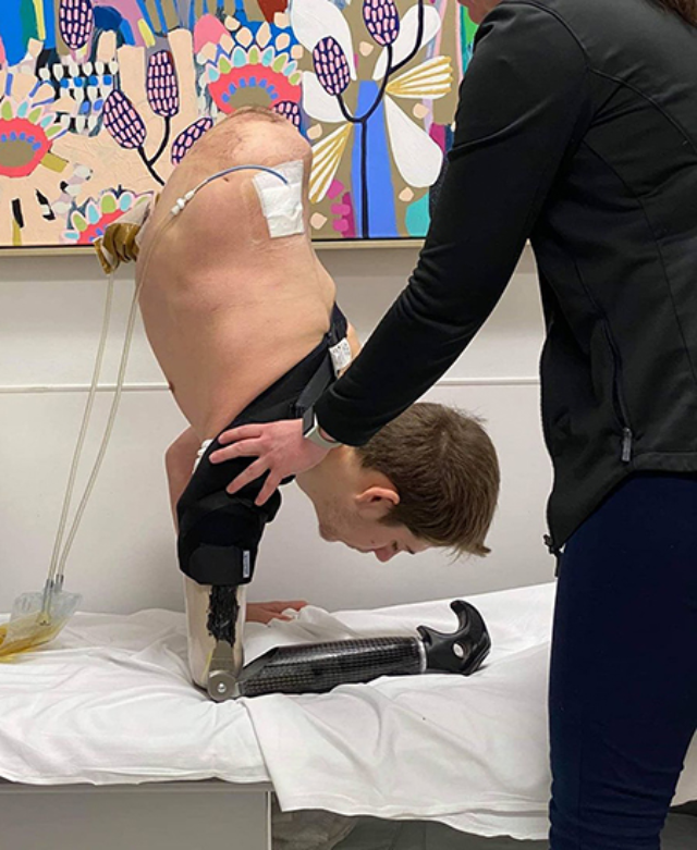 Loren Schauers tập phục hồi chức năng sau khi bị cắt nửa thân dưới.