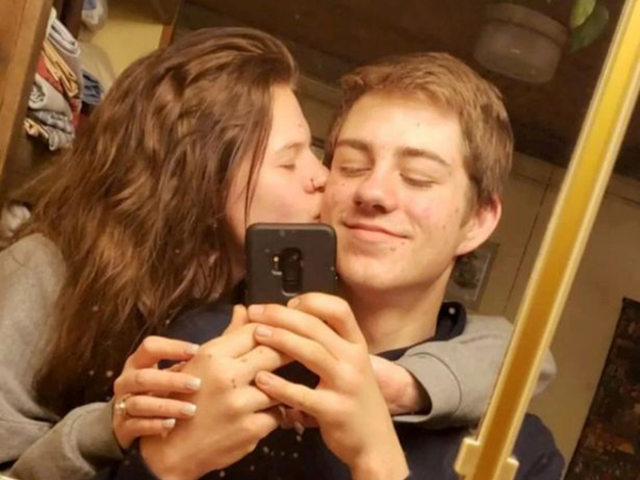 Loren Schauers tình cảm bên vị hôn phu của mình.