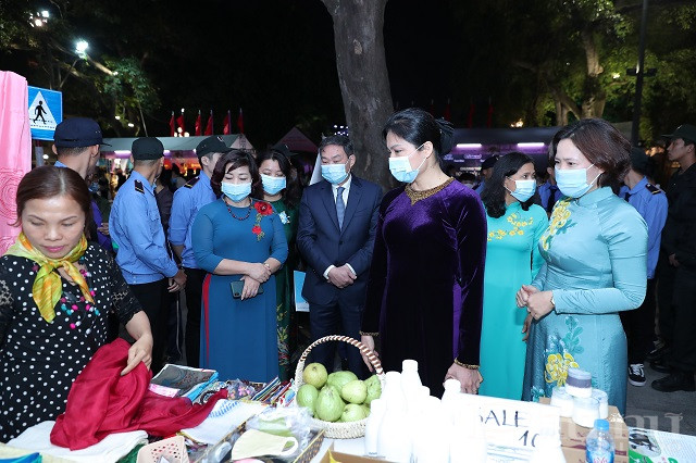 Đồng ch&iacute; H&agrave; Thị Nga - Chủ tịch Hội LHPN Việt Nam v&agrave; đồng ch&iacute; L&ecirc; Hồng Sơn - Ph&oacute; Chủ tịch UBND TP H&agrave; Nội tham quan c&aacute;c gian trưng b&agrave;y sản phẩm v&ugrave;ng miền, t&ocirc;n vinh n&eacute;t đẹp văn h&oacute;a của c&aacute;c tỉnh th&agrave;nh v&ugrave;ng đồng bằng s&ocirc;ng Hồng.