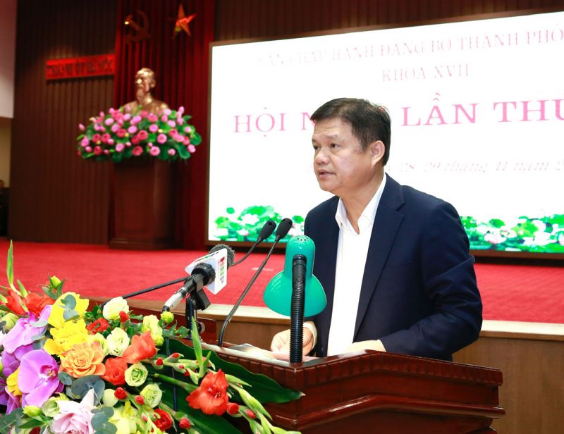 Ủy viên Ban Thường vụ Thành ủy, Trưởng ban Tổ chức Thành ủy Vũ Đức Bảo trình bày báo cáo tại hội nghị.