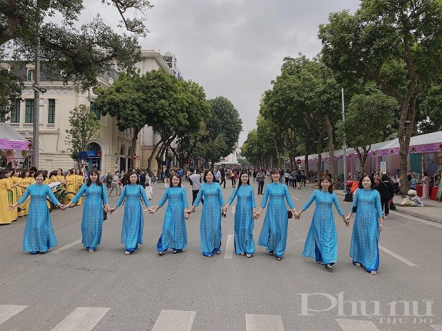 Lễ hội áo dài "Hương sắc Tràng An" sẽ diễn ra tại phố đi bộ hồ Hoàn Kiếm sáng ngày 29/11 - ảnh 4