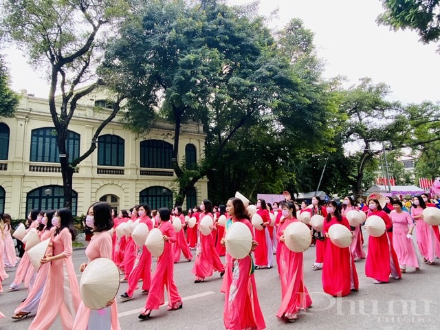 Hơn 500 phụ nữ Thủ đô đồng diễn áo dài trên phố đi bộ hồ Hoàn Kiếm trong chương trình “Hương sắc Tràng An” - ảnh 10