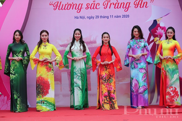 Màn trình diễn áo dài với bộ sưu tập 