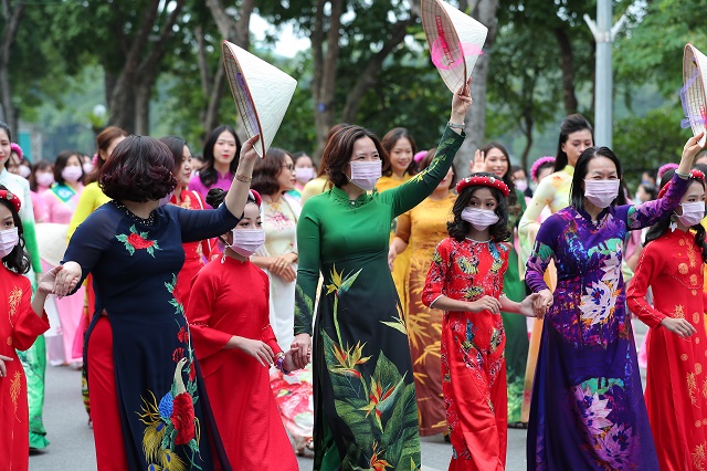 Bà Bùi Thị Hòa (thứ hai từ phải sang) - Phó Chủ tịch Hội LHPN VIệt Nam và bà Lê Kim Anh (thừ tư từ phải sang) - CHủ tịch Hội LHPN Hà Nội dẫn đầu cuộc diễu hành áo dài đường phố trong lễ hội HƯƠNG SẮC TRÀNG AN.