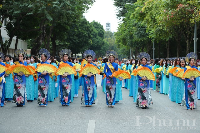 Khối áo dài mùa Hạ - áo dài màu xanh, cầm quạt, băng đeo vàng tượng trưng cho sự hồn nhiên, thanh thoát của người thiếu nữ.