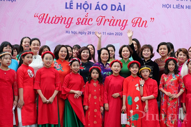 Các đại biểu check im tạo nơi kết thúc đoàn diễu hành, đền Ngọc Sơn.