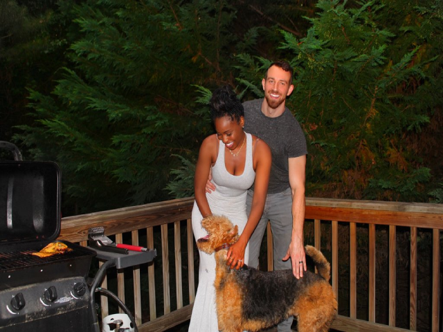 Cùng nhau tận hưởng những niềm vui nhỏ trong cuộc sống là cách giúp cặp đôi này luôn hạnh phúc.