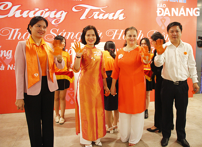 Các đại biểu thực hiện cam kết xóa bỏ bạo lực đối với phụ nữ và trẻ em