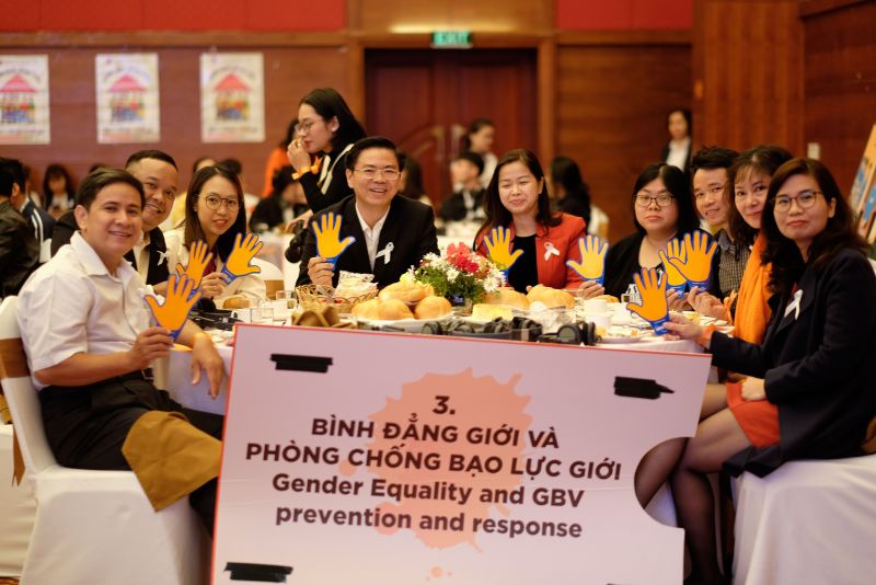 Các khách mời cùng nhau thảo luận tìm giải pháp cải thiện cơ chế phối hợp liên ngành trong ứng phó với bạo lực đối với phụ nữ di cư.