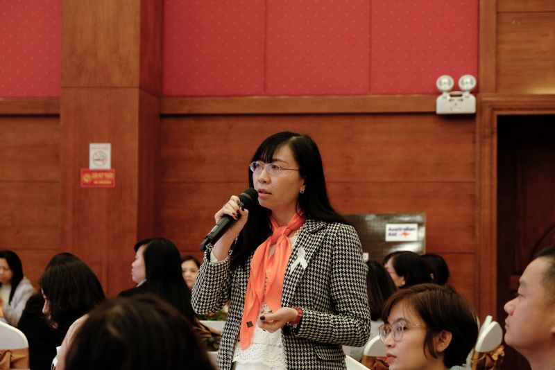 Lá cờ trắng tượng trưng cho sự đầu hàng, được gấp lại thành nơ và cài lên ngực với ý nghĩa nam giới từ bỏ bạo lực với phụ nữ.