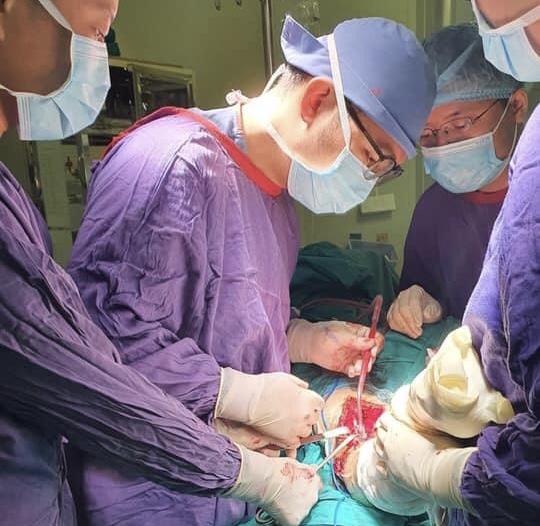 Các bác sĩ BV Việt Đức thực hiện ca phẫu thuật.
