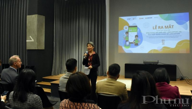 B&agrave; L&ecirc; Kim Dung (Gi&aacute;m đốc Quốc gia Tổ chức CARE Quốc tế tại Việt Nam) chia sẻ tại lễ ra mắt