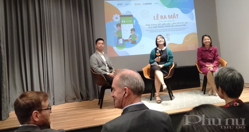 Đại diện JupViec.vn, tổ chức CARE Quốc tế tại Việt Nam, Ng&acirc;n h&agrave;ng Bưu điện Li&ecirc;n Việt trả lời những thắc mắc của kh&aacute;ch mời, người tham dự tại lễ ra mắt