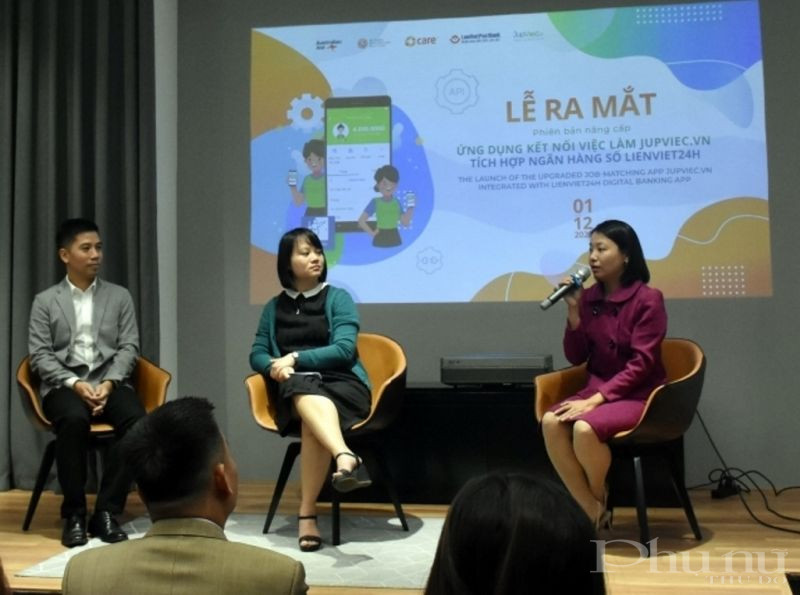 Đại diện LienVietPostBank  giới thiệu t&iacute;nh năng, cơ hội được tiếp cận nguồn vốn d&agrave;nh cho kh&aacute;ch h&agrave;ng l&agrave; những người lao động trong khu vực phi ch&iacute;nh thức