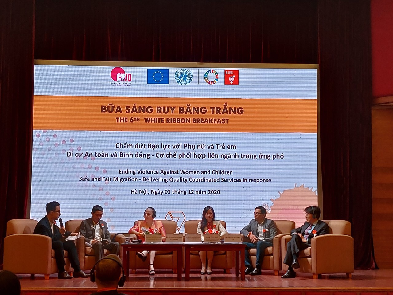 Các đại biểu chia sẻ tại hội nghị