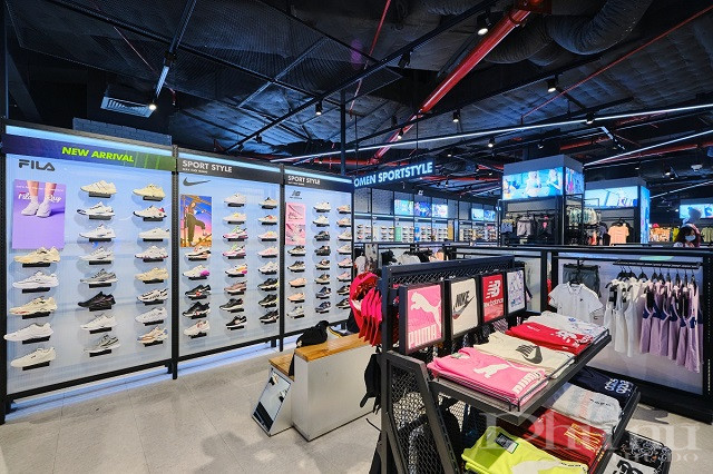 SuperSports là nơi hội tụ nhiều thương hiệu thể thao quốc tế: Under Armour, Mizuno, New Balance, Nike, Adidas…