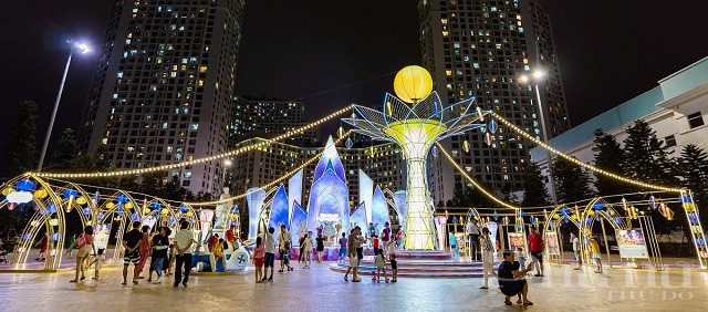 Kh&ocirc;ng gian Trung thu rộng tới gần 500m2 tại Vincom Mega Mall Royal City.