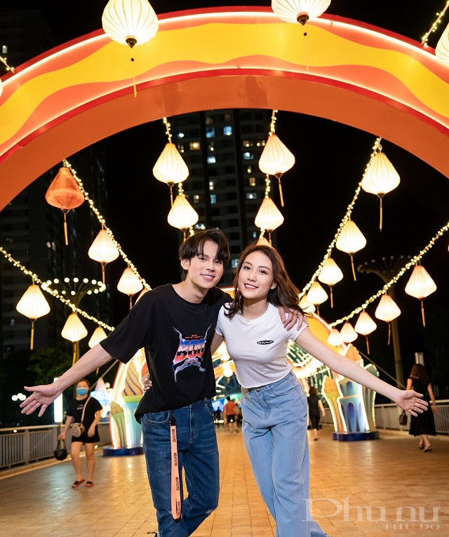 Vincom Mega Mall Times City đ&atilde; sớm trở th&agrave;nh điểm check-in y&ecirc;u th&iacute;ch của c&aacute;c bạn trẻ với con đường đ&egrave;n lồng rực rỡ.