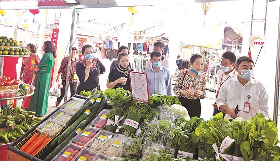 Hội LHPN quận Ba Đ&igrave;nh phối hợp với Mặt trận tổ quốc (MTTQ) Quậnv&agrave; Ph&ograve;ng Kinh tế quận Ba Đ&igrave;nh đ&atilde; tổ chức khai mạc Hội chợ 