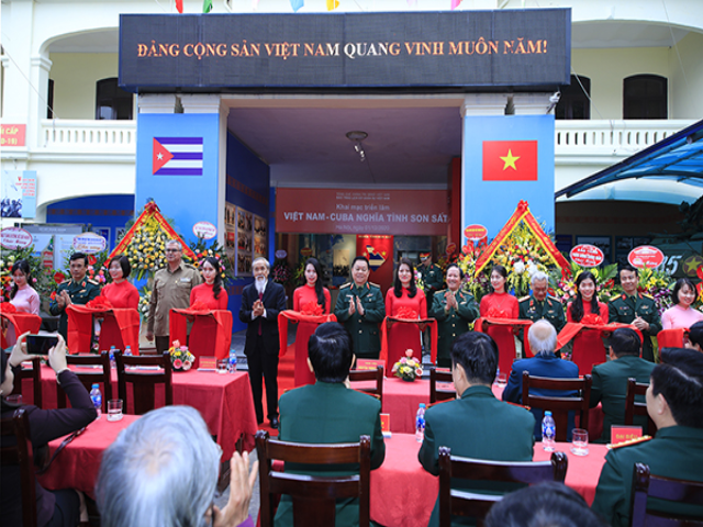 Khai mạc triển l&atilde;m "Việt Nam-Cuba nghĩa t&igrave;nh son sắt". Ảnh: Bảo t&agrave;ng Lịch sử qu&acirc;n sự.