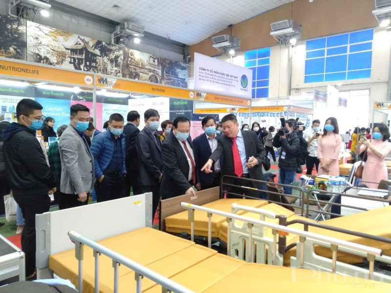 Đại biểu tham quan triển l&atilde;m