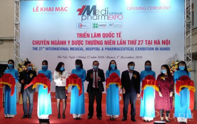 C&aacute;c đại biểu cắt băng khai mạc triển l&atilde;m