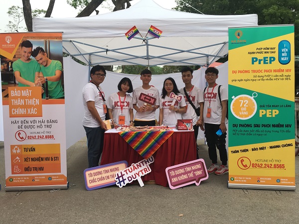 C&aacute;c thanh ni&ecirc;n t&igrave;nh nguyện tham gia tuy&ecirc;n truyền về ph&ograve;ng chống HIV/AIDS.