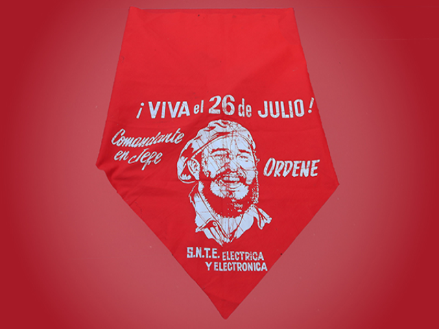 Chiếc khăn qu&agrave;ng Cuba của l&atilde;nh tụ Fidel Castro tặng Anh h&ugrave;ng Đinh N&uacute;p. Ảnh: Bảo t&agrave;ng Lịch sử qu&acirc;n sự.