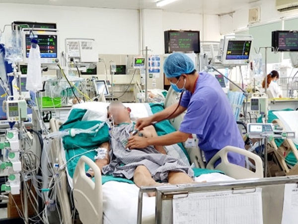 B&aacute;c sĩ bệnh viện Bạch Mai thăm kh&aacute;m cho một trường hợp bệnh nh&acirc;n nguy kịch v&igrave; kh&aacute;ng kh&aacute;ng sinh.